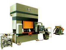 Stanzautomat konfiguriert mit Abwickelhaspel, Richtmaschine, Walzenvorschub und hydraulischer Presse. Gefertigt werden auf dieser Anlage Verbindungselemente für Stahlkonstruktionen.
