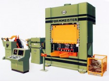 Stanzautomat bestehend aus Abwickelhaspel, Vorschubrichtmaschine, hydraulischer Presse und Werkzeug Ein- und Ausbauhilfe.