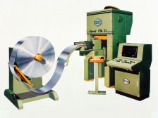 Mechanischer Stanzautomat mit Raumlenkerantrieb zur Fertigung von Kühlerlamellen
